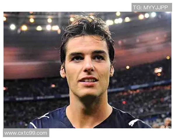 男足球明星帅照大赏展现运动魅力与时尚风采的完美结合